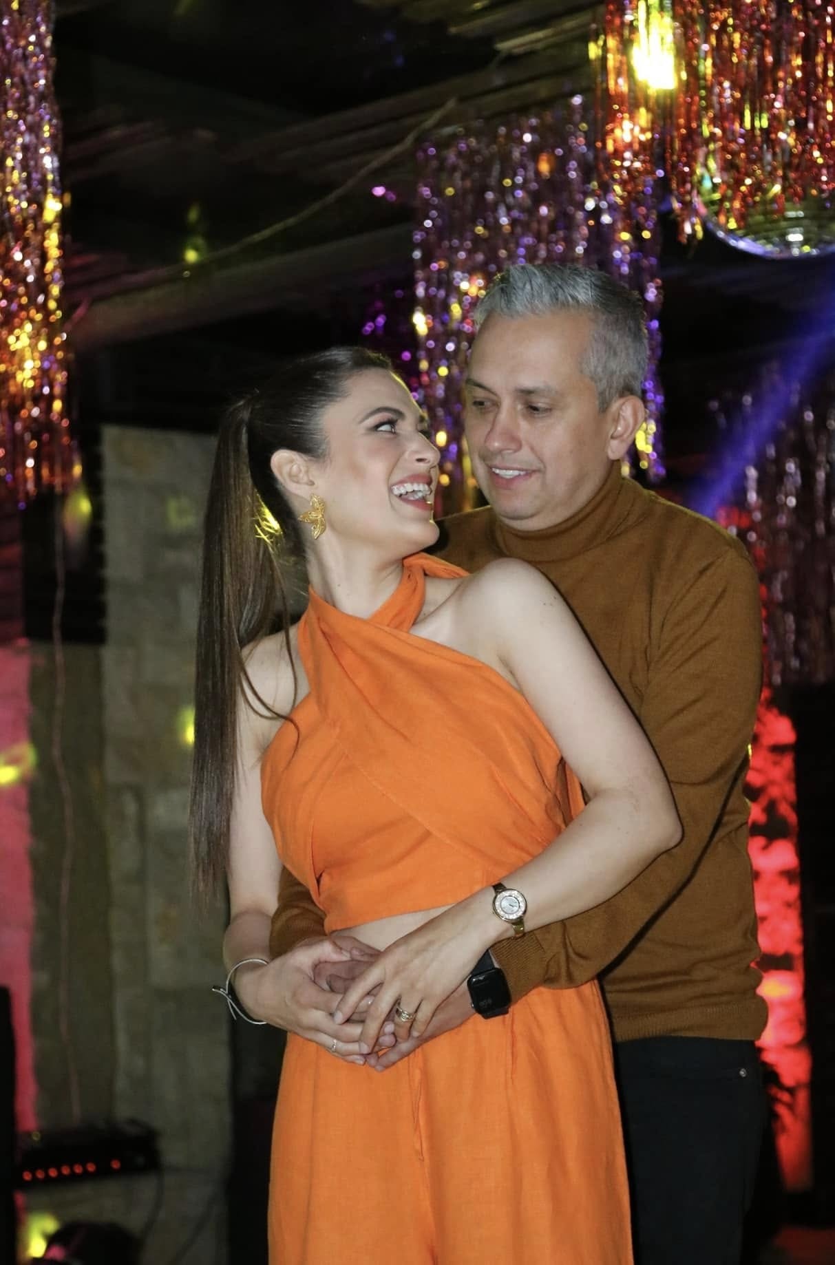 Pareja disfrutando evento