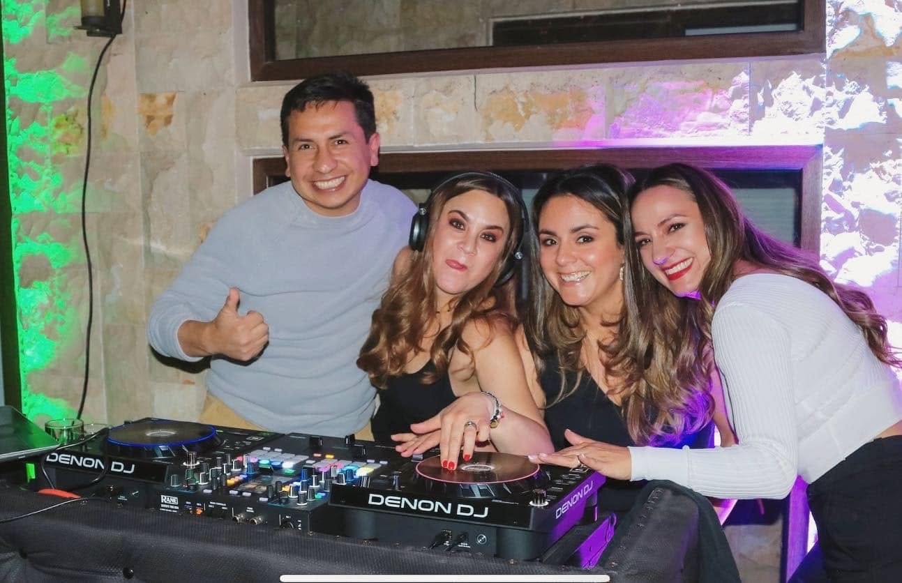 DJ y asistentes en evento